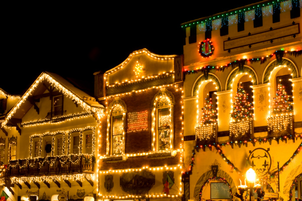 houses with christmas lights